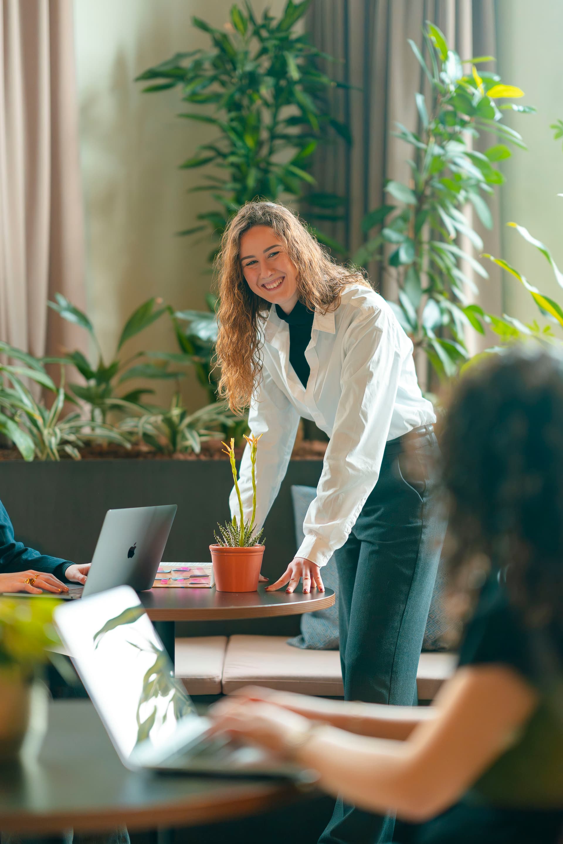Studente bij universiteitsgebouw